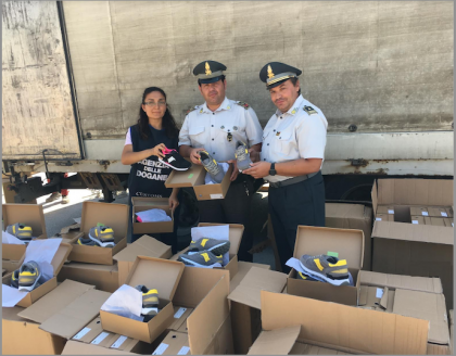 Bari. La Guardia di Finanza sequestra 14mila paia di scarpe con marchi contraffatti Bari. La Guardia di Finanza sequestra 14mila paia di scarpe con marchi contraffatti