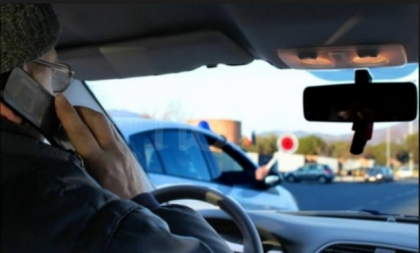 Raddoppiata la multa per chi mentre guida la macchina parla al telefono item-thumbnail
