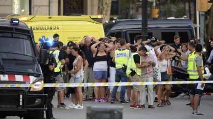 Attentato in Spagna, furgone sulla folla della Rambla a Barcellona. Tredici vittime. Arrestati due terroristi item-thumbnail
