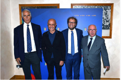 Scompare la tessera del tifoso. Dentro lo stadio tornano megafoni e tamburi Scompare la tessera del tifoso. Dentro lo stadio tornano megafoni e tamburi