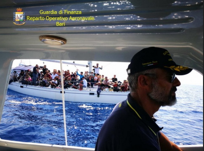La Guardia di Finanza soccorre migranti ed arresta 5 scafisti nel canale d’ Otranto in Puglia item-thumbnail