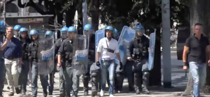Il funzionario di Polizia nel video “spaccategli un braccio” dello sgombero dei migranti, fece caricare gli operai Thyssen nel 2014 Il funzionario di Polizia nel video “spaccategli un braccio” dello sgombero dei migranti, fece caricare gli operai Thyssen nel 2014