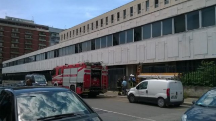 Taranto. Momenti di paura a Palazzo di Giustizia per la caduta di un fulmine Taranto. Momenti di paura a Palazzo di Giustizia per la caduta di un fulmine