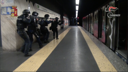 Esercitazione congiunta tra le unità di primo intervento antiterrorismo dell’Arma dei Carabinieri e della Polizia di Stato a Roma, Bologna e Genova. Esercitazione congiunta tra le unità di primo intervento antiterrorismo dell’Arma dei Carabinieri e della Polizia di Stato a Roma, Bologna e Genova.
