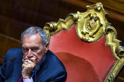 Bye bye Pd. Il presidente del Senato Pietro Grasso esce dal gruppo Pd item-thumbnail