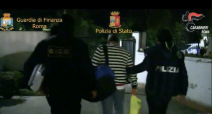 Mafia in Sicilia . 37 arresti fra i quali un avvocato e due carabinieri item-thumbnail