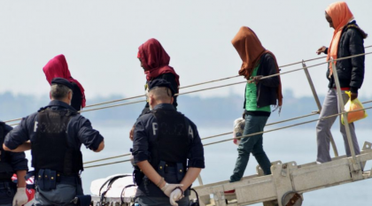 Sbarco di migranti a Taranto. Un arresto ed un fermo operati dalla Polizia di Stato Sbarco di migranti a Taranto. Un arresto ed un fermo operati dalla Polizia di Stato