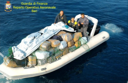 Un gommone con marijuana per 15 milioni di euro bloccato in mare dalla Finanza: due arresti Un gommone con marijuana per 15 milioni di euro bloccato in mare dalla Finanza: due arresti