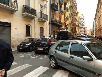 Arrestato l’autore dello strangolamento dell’ 83enne trovato morto in casa a Taranto. E’ stato il vicino 27enne per una lite da 50 euro item-thumbnail