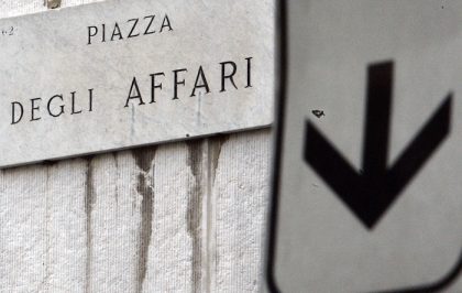 In attesa del nuovo premier lo Spread sfonda quota 195 punti. La Borsa di Milano perde l’1,9% . item-thumbnail