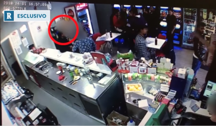 Arrestati a Roma 4 appartenenti del “clan Casamonica-Di Silvio” che avevano distrutto un bar e picchiato proprietario e cliente disabile Arrestati a Roma 4 appartenenti del “clan Casamonica-Di Silvio” che avevano distrutto un bar e picchiato proprietario e cliente disabile