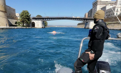 Marina Militare: i palombari Comsubin neutralizzano una granata nel Mar Piccolo di Taranto item-thumbnail