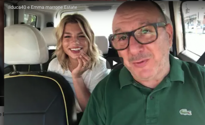 Roma, imperdibile duetto: Emma Marrone canta in taxi con il tassista “canterino” Roma, imperdibile duetto: Emma Marrone canta in taxi con il tassista “canterino”