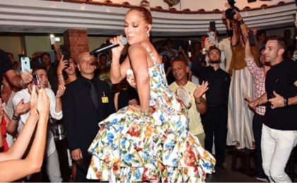 Jennifer Lopez scatenata all'”Anema e core” di Capri canta “Let’s Get Loud” Jennifer Lopez scatenata all'”Anema e core” di Capri canta “Let’s Get Loud”