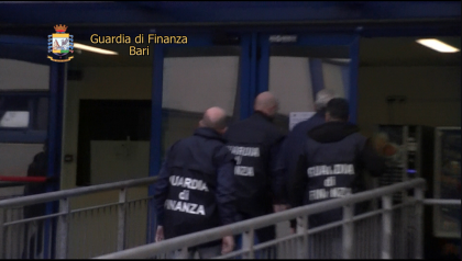 Bari, la Guardia di Finanza smantellata una rete di usurai: nel blitz arrestate 5 persone item-thumbnail