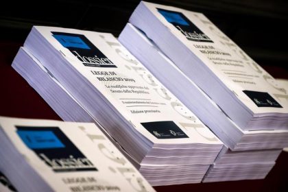 Manovra finanziaria del Governo al voto. Il M5S accusa di terrorismo chi critica la legge. Poi però l’attacco sparisce dal sito… item-thumbnail