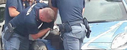 Chiese l’intervento della Polizia ma venne picchiato e finì in cella. I poliziotti incriminati mandati a processo Chiese l’intervento della Polizia ma venne picchiato e finì in cella. I poliziotti incriminati mandati a processo