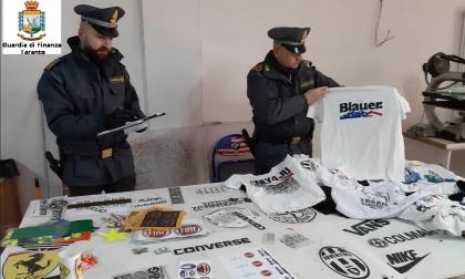 Taranto. La Finanza scopre e chiude a Massafra laboratorio per la contraffazione di abbigliamento Taranto. La Finanza scopre e chiude a Massafra laboratorio per la contraffazione di abbigliamento