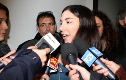 La grillina Giulia Sarti si dimette da presidente della Commissione Giustizia: aveva fatto una denuncia falsa al fidanzato per nascondere i suoi finti rimborsi item-thumbnail