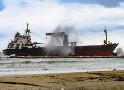 Un mercantile turco a causa delle condizioni atmosferiche si è arenato sul lungomare di Bari Un mercantile turco a causa delle condizioni atmosferiche si è arenato sul lungomare di Bari