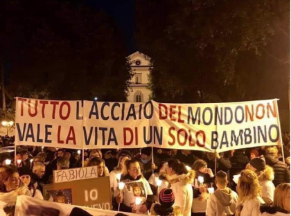 “Tutto l’acciaio del mondo non vale una sola vita”: a Taranto in migliaia alla fiaccolata per ricordare i bambini morti di tumore “Tutto l’acciaio del mondo non vale una sola vita”: a Taranto in migliaia alla fiaccolata per ricordare i bambini morti di tumore