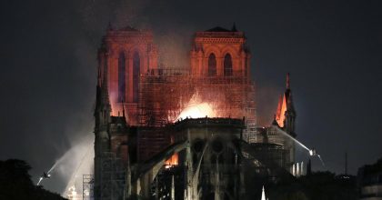 A fuoco in mondovisione la cattedrale di Notre Dame a Parigi A fuoco in mondovisione la cattedrale di Notre Dame a Parigi