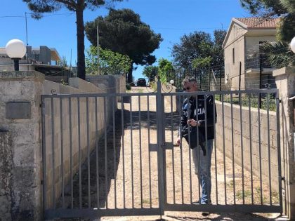 Poliziotto uccide la moglie e si suicida Poliziotto uccide la moglie e si suicida