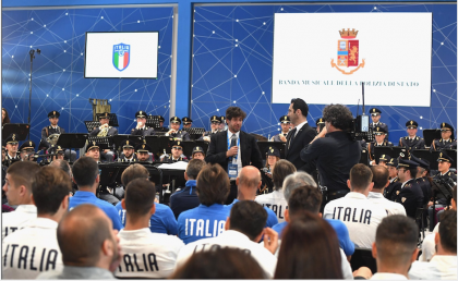Standing ovation per il concerto della Banda della Polizia organizzato dall’ANCRI per spiegare l’Inno Nazionale agli Azzurri. item-thumbnail