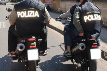 Aumentano i controlli della Polizia a Taranto. Si danno alla fuga ed abbandonano una pistola item-thumbnail