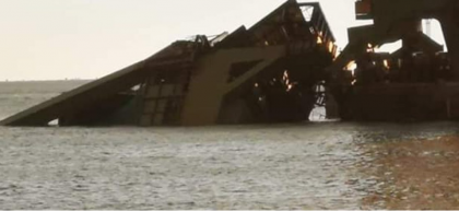 ArcelorMittal: un tornado di vento butta giù una gru a Taranto. Un operaio disperso in mare item-thumbnail