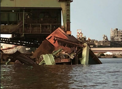 Crollo della gru ex-Ilva al Porto di Taranto. Al via le indagini. Crollo della gru ex-Ilva al Porto di Taranto. Al via le indagini.