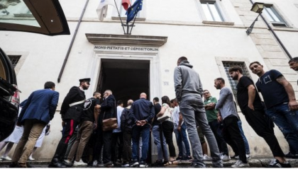 Folla alla camera ardente di Mario Cerciello Rega il carabiniere ucciso a Roma Folla alla camera ardente di Mario Cerciello Rega il carabiniere ucciso a Roma