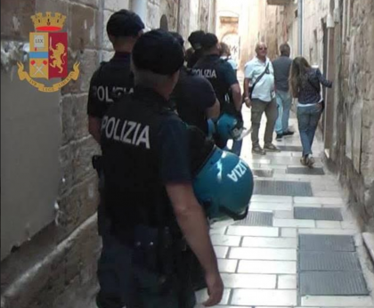 Blitz della Polizia di Stato a Taranto Vecchia Blitz della Polizia di Stato a Taranto Vecchia