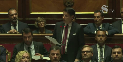 Crisi di governo, l’intervento del premier Conte al Senato, e la replica di Salvini. Diretta video Crisi di governo, l’intervento del premier Conte al Senato, e la replica di Salvini. Diretta video