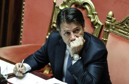 Il Governo Conte chiede la fiducia al Senato. Salvini attacca: “Conte è un nuovo Monti” Il Governo Conte chiede la fiducia al Senato. Salvini attacca: “Conte è un nuovo Monti”