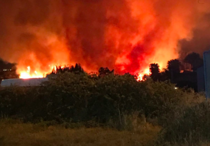 Vasto incendio alle porte di Taranto. Al lavoro 4 squadre dei Vigili del Fuoco Vasto incendio alle porte di Taranto. Al lavoro 4 squadre dei Vigili del Fuoco