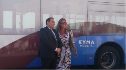 Ecco la svolta “epocale”… delle municipalizzate di Taranto: in fiamme autobus in pieno centro Ecco la svolta “epocale”… delle municipalizzate di Taranto: in fiamme autobus in pieno centro