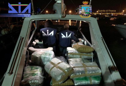 La DIA di Bari e la Guardia di Finanza sequestrano 450 kg di droga. Arrestato lo scafista La DIA di Bari e la Guardia di Finanza sequestrano 450 kg di droga. Arrestato lo scafista