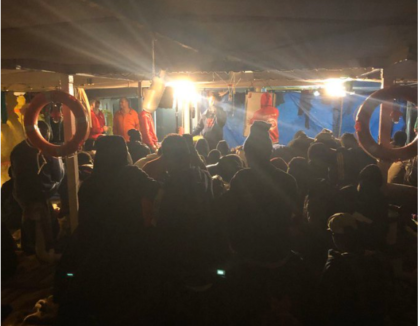 Sbarcano a Taranto i 62 migranti trasportati dalla nave Open Arms item-thumbnail