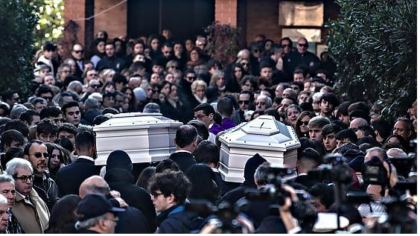 Il parroco ai funerali delle due ragazze investite a Roma : “Il senso della vita non è bere e fumarsela” Il parroco ai funerali delle due ragazze investite a Roma : “Il senso della vita non è bere e fumarsela”