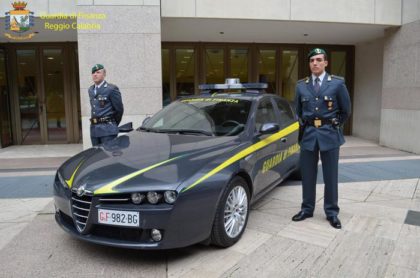 Calabria. La Finanza scopre 237 furbetti del “reddito di cittadinanza”. Avevano ville, imprese e Ferrari item-thumbnail