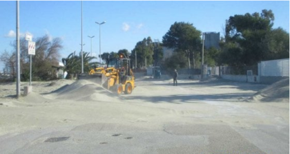 In Puglia chiudono cimitero e parchi per il forte vento. Il litorale di Taranto invaso dalla sabbia. Al Nord “esplosione” di Pm10 item-thumbnail