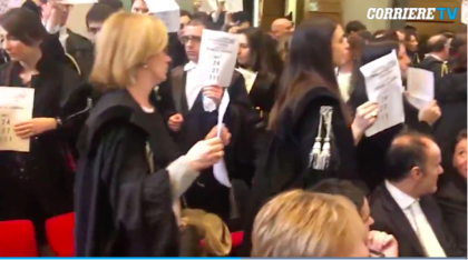 Protesta avvocati ad anno giudiziario contro la riforma della prescrizione. A Milano 120 penalisti escono dall’aula per protesta contro Davigo Protesta avvocati ad anno giudiziario contro la riforma della prescrizione. A Milano 120 penalisti escono dall’aula per protesta contro Davigo