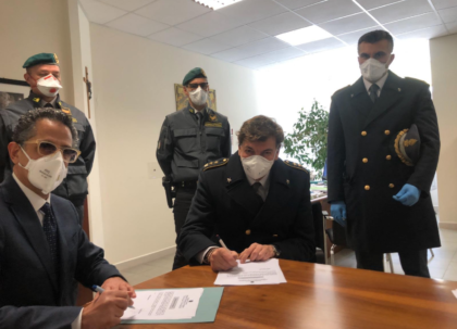 La Prefettura di Taranto consegna all’ASL oltre 10mila mascherine sequestrate dalla Guardia Finanza La Prefettura di Taranto consegna all’ASL oltre 10mila mascherine sequestrate dalla Guardia Finanza