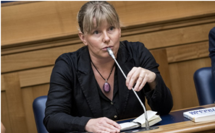 Coronavirus. Multata la deputata ex-grillina Sara Cunial fermata dai vigili: “Sono deputata, posso girare”. Coronavirus. Multata la deputata ex-grillina Sara Cunial fermata dai vigili: “Sono deputata, posso girare”.