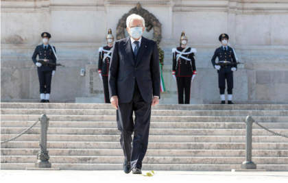 25 aprile, Mattarella da solo sull’altare della Patria item-thumbnail