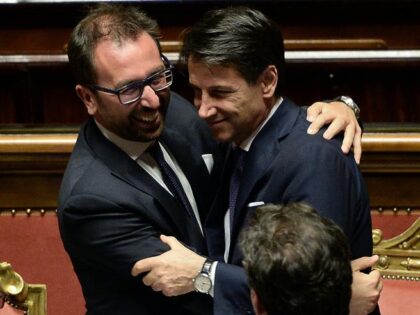 La vergogna di Bonafede (e Conte lo protegge…): fuori dal carcere un ergastolano a Taranto La vergogna di Bonafede (e Conte lo protegge…): fuori dal carcere un ergastolano a Taranto