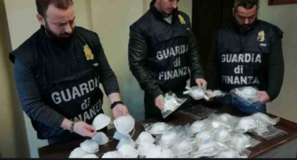 La Guardia di Finanza sequestra in tutt’ Italia mascherine e medicine illegali item-thumbnail