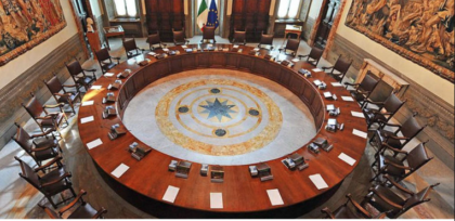 Continuano le follie di Palazzo Chigi. Vietate le visite agli amici: “Non sono affetti stabili” Continuano le follie di Palazzo Chigi. Vietate le visite agli amici: “Non sono affetti stabili”