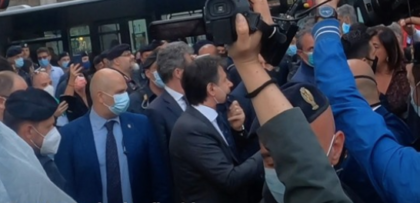 Il premier Conte riceve dalla folla il suo “Vaffa-day” Il premier Conte riceve dalla folla il suo “Vaffa-day”
